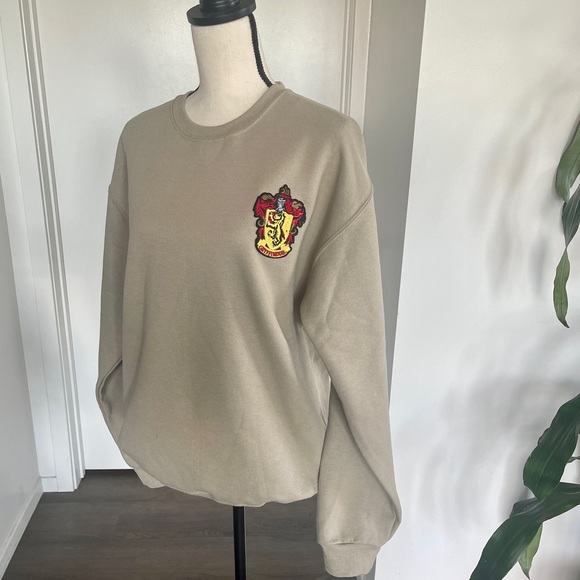 🆕 Harry Potter Gryffindor House Crest embroider patch beige tan sweater medium - Picture 3 of 6